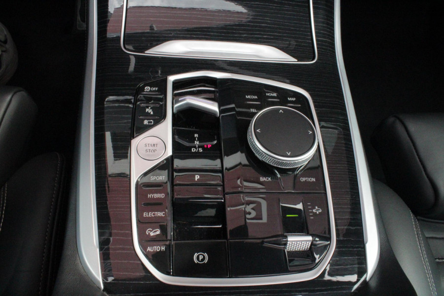 BMW X5 xDrive50e 490PK M-SPORT LAUNCH EDITION | PANORAMA SCHUIF/KANTEL DAK "SKY LOUNGE" | COMFORT STOELEN ELEKTRISCH VERSTELBAAR MET GEHEUGENFUNCTIE EN VERWARMBAAR VOOR EN ACHTER | LEDEREN BEKLEDING BMW INDIVIDUAL ZWART | EDELHOUT INTERIEURLIJSTEN | RIJASSISTENT-SYSTEEM DRIVING ASSISTANT PROFFESIONAL MET O.A. DODEHOEK DETECTIE EN ADAPTIVE CRUISE CONTROL | TRAVEL PAKKET | INNOVATIE-PAKKET: PARKEERASSISTENT-PAKKET PROFESSIONAL/ADAPTIEVE LED KOPLAMPEN/HARMAN/KARDON AUDIO SYSTEM/BMW LIVE PROFESSIONAL/RIJASSISTEN-SYSTEEM BMW GESTURE CONTROL/RIJSTROOK ASSISTENT/RIJSTROOKWISSEL ASSI