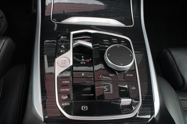BMW X5 xDrive50e 490PK M-SPORT LAUNCH EDITION | PANORAMA SCHUIF/KANTEL DAK "SKY LOUNGE" | COMFORT STOELEN ELEKTRISCH VERSTELBAAR MET GEHEUGENFUNCTIE EN VERWARMBAAR VOOR EN ACHTER | LEDEREN BEKLEDING BMW INDIVIDUAL ZWART | EDELHOUT INTERIEURLIJSTEN | RIJASSISTENT-SYSTEEM DRIVING ASSISTANT PROFFESIONAL MET O.A. DODEHOEK DETECTIE EN ADAPTIVE CRUISE CONTROL | TRAVEL PAKKET | INNOVATIE-PAKKET: PARKEERASSISTENT-PAKKET PROFESSIONAL/ADAPTIEVE LED KOPLAMPEN/HARMAN/KARDON AUDIO SYSTEM/BMW LIVE PROFESSIONAL/RIJASSISTEN-SYSTEEM BMW GESTURE CONTROL/RIJSTROOK ASSISTENT/RIJSTROOKWISSEL ASSI