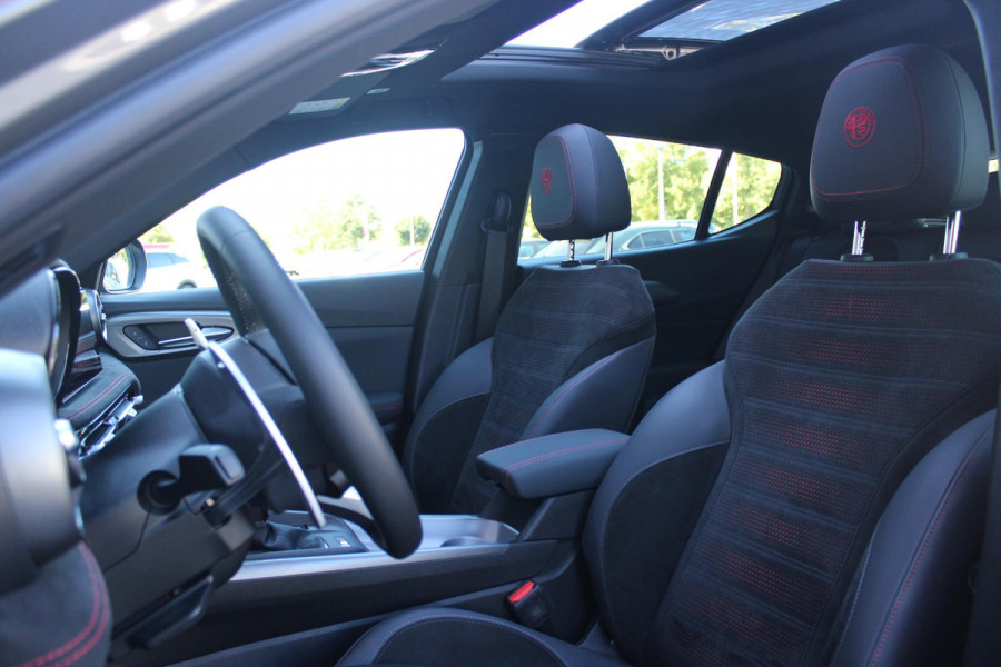 Alfa Romeo Tonale PHEV 280PK VELOCE | NIEUWE AUTO! | PANORAMISCH SCHUIF/KANTEL DAK | WINTERPACK: STOEL/STUUR VERWARMING | TECHNOLOGY PACK: PARKEERWAARSCHUWING VOOR EN ACHTER/360° CAMERA/AUTOMATISCH INPARKEREN/ AUTONOMOUS DRIVING LEVEL 2: ADAPTIVE CRUISE CONTROL/LANE CENTERING ASSIST/TRAFFIC JAM ASSIST DODEHOEK DETECTIE AUTOMATISCH DIMMENDE BUITENSPIEGELS | DRAADLOZE TELEFOONLADER | FULL LED MATRIX KOPLAMPEN | DUAL STAGE VALVE: ACTIEVE DEMPING | KEYLESS ENTRY/START | 19" LICHTMETALEN VELGEN | ROODGESPOTEN BREMBO REMKLAUWEN | NAVIGATIE | DRAADLOZE APPLE CARPLAY/ANDROID AUTO | ELEKTRISCH B