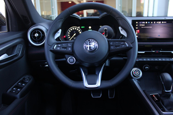 Alfa Romeo Tonale PHEV 280PK VELOCE | NIEUWE AUTO! | PANORAMISCH SCHUIF/KANTEL DAK | WINTERPACK: STOEL/STUUR VERWARMING | TECHNOLOGY PACK: PARKEERWAARSCHUWING VOOR EN ACHTER/360° CAMERA/AUTOMATISCH INPARKEREN/ AUTONOMOUS DRIVING LEVEL 2: ADAPTIVE CRUISE CONTROL/LANE CENTERING ASSIST/TRAFFIC JAM ASSIST DODEHOEK DETECTIE AUTOMATISCH DIMMENDE BUITENSPIEGELS | DRAADLOZE TELEFOONLADER | FULL LED MATRIX KOPLAMPEN | DUAL STAGE VALVE: ACTIEVE DEMPING | KEYLESS ENTRY/START | 19" LICHTMETALEN VELGEN | ROODGESPOTEN BREMBO REMKLAUWEN | NAVIGATIE | DRAADLOZE APPLE CARPLAY/ANDROID AUTO | ELEKTRISCH B