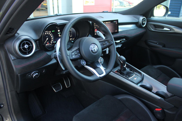 Alfa Romeo Tonale PHEV 280PK VELOCE | NIEUWE AUTO! | PANORAMISCH SCHUIF/KANTEL DAK | WINTERPACK: STOEL/STUUR VERWARMING | TECHNOLOGY PACK: PARKEERWAARSCHUWING VOOR EN ACHTER/360° CAMERA/AUTOMATISCH INPARKEREN/ AUTONOMOUS DRIVING LEVEL 2: ADAPTIVE CRUISE CONTROL/LANE CENTERING ASSIST/TRAFFIC JAM ASSIST DODEHOEK DETECTIE AUTOMATISCH DIMMENDE BUITENSPIEGELS | DRAADLOZE TELEFOONLADER | FULL LED MATRIX KOPLAMPEN | DUAL STAGE VALVE: ACTIEVE DEMPING | KEYLESS ENTRY/START | 19" LICHTMETALEN VELGEN | ROODGESPOTEN BREMBO REMKLAUWEN | NAVIGATIE | DRAADLOZE APPLE CARPLAY/ANDROID AUTO | ELEKTRISCH B
