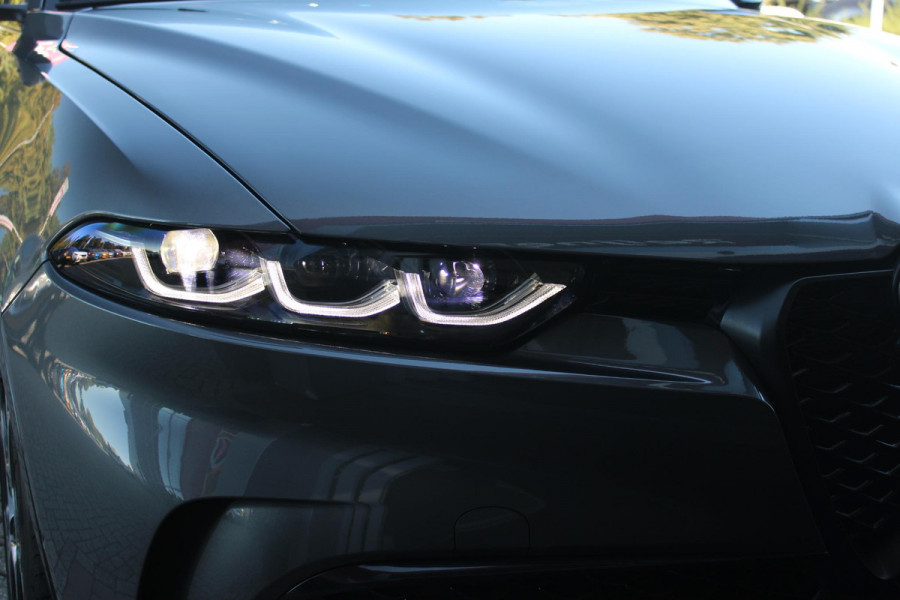 Alfa Romeo Tonale PHEV 280PK VELOCE | NIEUWE AUTO! | PANORAMISCH SCHUIF/KANTEL DAK | WINTERPACK: STOEL/STUUR VERWARMING | TECHNOLOGY PACK: PARKEERWAARSCHUWING VOOR EN ACHTER/360° CAMERA/AUTOMATISCH INPARKEREN/ AUTONOMOUS DRIVING LEVEL 2: ADAPTIVE CRUISE CONTROL/LANE CENTERING ASSIST/TRAFFIC JAM ASSIST DODEHOEK DETECTIE AUTOMATISCH DIMMENDE BUITENSPIEGELS | DRAADLOZE TELEFOONLADER | FULL LED MATRIX KOPLAMPEN | DUAL STAGE VALVE: ACTIEVE DEMPING | KEYLESS ENTRY/START | 19" LICHTMETALEN VELGEN | ROODGESPOTEN BREMBO REMKLAUWEN | NAVIGATIE | DRAADLOZE APPLE CARPLAY/ANDROID AUTO | ELEKTRISCH B