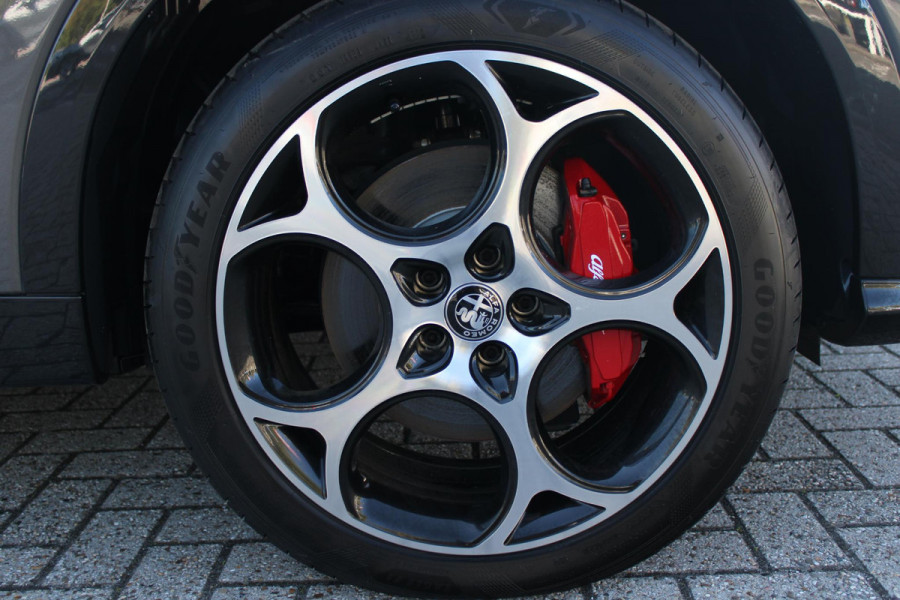 Alfa Romeo Tonale PHEV 280PK VELOCE | NIEUWE AUTO! | PANORAMISCH SCHUIF/KANTEL DAK | WINTERPACK: STOEL/STUUR VERWARMING | TECHNOLOGY PACK: PARKEERWAARSCHUWING VOOR EN ACHTER/360° CAMERA/AUTOMATISCH INPARKEREN/ AUTONOMOUS DRIVING LEVEL 2: ADAPTIVE CRUISE CONTROL/LANE CENTERING ASSIST/TRAFFIC JAM ASSIST DODEHOEK DETECTIE AUTOMATISCH DIMMENDE BUITENSPIEGELS | DRAADLOZE TELEFOONLADER | FULL LED MATRIX KOPLAMPEN | DUAL STAGE VALVE: ACTIEVE DEMPING | KEYLESS ENTRY/START | 19" LICHTMETALEN VELGEN | ROODGESPOTEN BREMBO REMKLAUWEN | NAVIGATIE | DRAADLOZE APPLE CARPLAY/ANDROID AUTO | ELEKTRISCH B