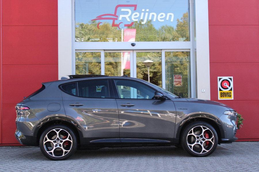 Alfa Romeo Tonale PHEV 280PK VELOCE | NIEUWE AUTO! | PANORAMISCH SCHUIF/KANTEL DAK | WINTERPACK: STOEL/STUUR VERWARMING | TECHNOLOGY PACK: PARKEERWAARSCHUWING VOOR EN ACHTER/360° CAMERA/AUTOMATISCH INPARKEREN/ AUTONOMOUS DRIVING LEVEL 2: ADAPTIVE CRUISE CONTROL/LANE CENTERING ASSIST/TRAFFIC JAM ASSIST DODEHOEK DETECTIE AUTOMATISCH DIMMENDE BUITENSPIEGELS | DRAADLOZE TELEFOONLADER | FULL LED MATRIX KOPLAMPEN | DUAL STAGE VALVE: ACTIEVE DEMPING | KEYLESS ENTRY/START | 19" LICHTMETALEN VELGEN | ROODGESPOTEN BREMBO REMKLAUWEN | NAVIGATIE | DRAADLOZE APPLE CARPLAY/ANDROID AUTO | ELEKTRISCH B