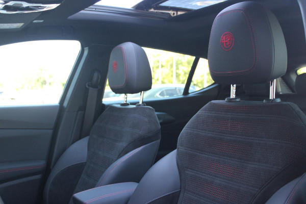 Alfa Romeo Tonale PHEV 280PK VELOCE | NIEUWE AUTO! | PANORAMISCH SCHUIF/KANTEL DAK | WINTERPACK: STOEL/STUUR VERWARMING | TECHNOLOGY PACK: PARKEERWAARSCHUWING VOOR EN ACHTER/360° CAMERA/AUTOMATISCH INPARKEREN/ AUTONOMOUS DRIVING LEVEL 2: ADAPTIVE CRUISE CONTROL/LANE CENTERING ASSIST/TRAFFIC JAM ASSIST DODEHOEK DETECTIE AUTOMATISCH DIMMENDE BUITENSPIEGELS | DRAADLOZE TELEFOONLADER | FULL LED MATRIX KOPLAMPEN | DUAL STAGE VALVE: ACTIEVE DEMPING | KEYLESS ENTRY/START | 19" LICHTMETALEN VELGEN | ROODGESPOTEN BREMBO REMKLAUWEN | NAVIGATIE | DRAADLOZE APPLE CARPLAY/ANDROID AUTO | ELEKTRISCH B