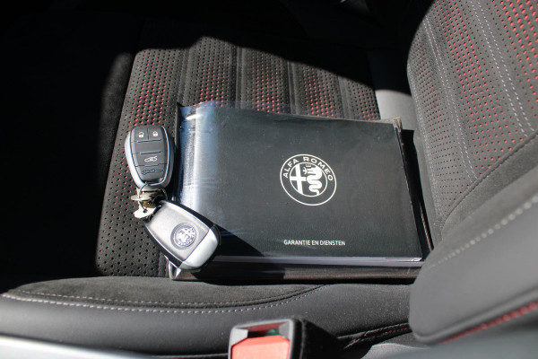 Alfa Romeo Tonale PHEV 280PK VELOCE | NIEUWE AUTO! | PANORAMISCH SCHUIF/KANTEL DAK | WINTERPACK: STOEL/STUUR VERWARMING | TECHNOLOGY PACK: PARKEERWAARSCHUWING VOOR EN ACHTER/360° CAMERA/AUTOMATISCH INPARKEREN/ AUTONOMOUS DRIVING LEVEL 2: ADAPTIVE CRUISE CONTROL/LANE CENTERING ASSIST/TRAFFIC JAM ASSIST DODEHOEK DETECTIE AUTOMATISCH DIMMENDE BUITENSPIEGELS | DRAADLOZE TELEFOONLADER | FULL LED MATRIX KOPLAMPEN | DUAL STAGE VALVE: ACTIEVE DEMPING | KEYLESS ENTRY/START | 19" LICHTMETALEN VELGEN | ROODGESPOTEN BREMBO REMKLAUWEN | NAVIGATIE | DRAADLOZE APPLE CARPLAY/ANDROID AUTO | ELEKTRISCH B