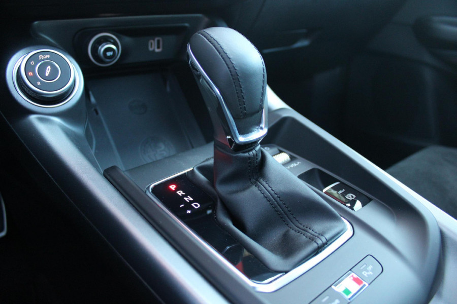 Alfa Romeo Tonale PHEV 280PK VELOCE | NIEUWE AUTO! | PANORAMISCH SCHUIF/KANTEL DAK | WINTERPACK: STOEL/STUUR VERWARMING | TECHNOLOGY PACK: PARKEERWAARSCHUWING VOOR EN ACHTER/360° CAMERA/AUTOMATISCH INPARKEREN/ AUTONOMOUS DRIVING LEVEL 2: ADAPTIVE CRUISE CONTROL/LANE CENTERING ASSIST/TRAFFIC JAM ASSIST DODEHOEK DETECTIE AUTOMATISCH DIMMENDE BUITENSPIEGELS | DRAADLOZE TELEFOONLADER | FULL LED MATRIX KOPLAMPEN | DUAL STAGE VALVE: ACTIEVE DEMPING | KEYLESS ENTRY/START | 19" LICHTMETALEN VELGEN | ROODGESPOTEN BREMBO REMKLAUWEN | NAVIGATIE | DRAADLOZE APPLE CARPLAY/ANDROID AUTO | ELEKTRISCH B