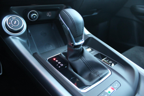 Alfa Romeo Tonale PHEV 280PK VELOCE | NIEUWE AUTO! | PANORAMISCH SCHUIF/KANTEL DAK | WINTERPACK: STOEL/STUUR VERWARMING | TECHNOLOGY PACK: PARKEERWAARSCHUWING VOOR EN ACHTER/360° CAMERA/AUTOMATISCH INPARKEREN/ AUTONOMOUS DRIVING LEVEL 2: ADAPTIVE CRUISE CONTROL/LANE CENTERING ASSIST/TRAFFIC JAM ASSIST DODEHOEK DETECTIE AUTOMATISCH DIMMENDE BUITENSPIEGELS | DRAADLOZE TELEFOONLADER | FULL LED MATRIX KOPLAMPEN | DUAL STAGE VALVE: ACTIEVE DEMPING | KEYLESS ENTRY/START | 19" LICHTMETALEN VELGEN | ROODGESPOTEN BREMBO REMKLAUWEN | NAVIGATIE | DRAADLOZE APPLE CARPLAY/ANDROID AUTO | ELEKTRISCH B