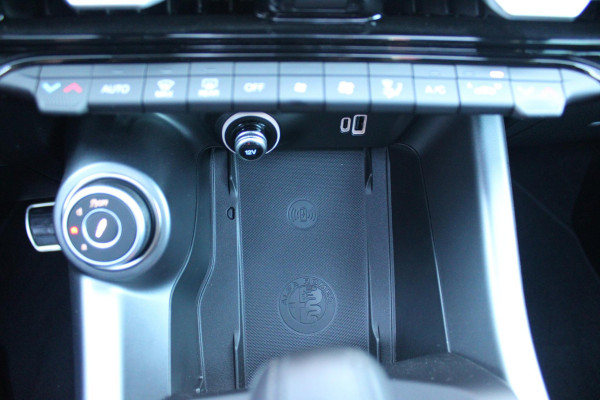 Alfa Romeo Tonale PHEV 280PK VELOCE | NIEUWE AUTO! | PANORAMISCH SCHUIF/KANTEL DAK | WINTERPACK: STOEL/STUUR VERWARMING | TECHNOLOGY PACK: PARKEERWAARSCHUWING VOOR EN ACHTER/360° CAMERA/AUTOMATISCH INPARKEREN/ AUTONOMOUS DRIVING LEVEL 2: ADAPTIVE CRUISE CONTROL/LANE CENTERING ASSIST/TRAFFIC JAM ASSIST DODEHOEK DETECTIE AUTOMATISCH DIMMENDE BUITENSPIEGELS | DRAADLOZE TELEFOONLADER | FULL LED MATRIX KOPLAMPEN | DUAL STAGE VALVE: ACTIEVE DEMPING | KEYLESS ENTRY/START | 19" LICHTMETALEN VELGEN | ROODGESPOTEN BREMBO REMKLAUWEN | NAVIGATIE | DRAADLOZE APPLE CARPLAY/ANDROID AUTO | ELEKTRISCH B