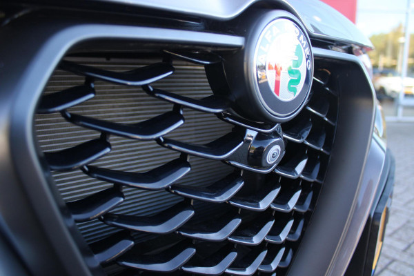 Alfa Romeo Tonale PHEV 280PK VELOCE | NIEUWE AUTO! | PANORAMISCH SCHUIF/KANTEL DAK | WINTERPACK: STOEL/STUUR VERWARMING | TECHNOLOGY PACK: PARKEERWAARSCHUWING VOOR EN ACHTER/360° CAMERA/AUTOMATISCH INPARKEREN/ AUTONOMOUS DRIVING LEVEL 2: ADAPTIVE CRUISE CONTROL/LANE CENTERING ASSIST/TRAFFIC JAM ASSIST DODEHOEK DETECTIE AUTOMATISCH DIMMENDE BUITENSPIEGELS | DRAADLOZE TELEFOONLADER | FULL LED MATRIX KOPLAMPEN | DUAL STAGE VALVE: ACTIEVE DEMPING | KEYLESS ENTRY/START | 19" LICHTMETALEN VELGEN | ROODGESPOTEN BREMBO REMKLAUWEN | NAVIGATIE | DRAADLOZE APPLE CARPLAY/ANDROID AUTO | ELEKTRISCH B