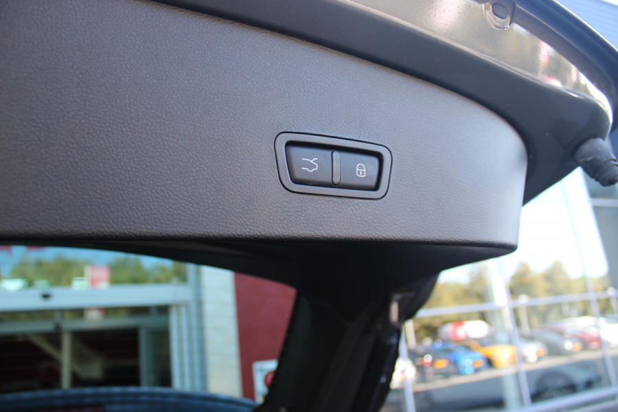 Alfa Romeo Tonale PHEV 280PK VELOCE | NIEUWE AUTO! | PANORAMISCH SCHUIF/KANTEL DAK | WINTERPACK: STOEL/STUUR VERWARMING | TECHNOLOGY PACK: PARKEERWAARSCHUWING VOOR EN ACHTER/360° CAMERA/AUTOMATISCH INPARKEREN/ AUTONOMOUS DRIVING LEVEL 2: ADAPTIVE CRUISE CONTROL/LANE CENTERING ASSIST/TRAFFIC JAM ASSIST DODEHOEK DETECTIE AUTOMATISCH DIMMENDE BUITENSPIEGELS | DRAADLOZE TELEFOONLADER | FULL LED MATRIX KOPLAMPEN | DUAL STAGE VALVE: ACTIEVE DEMPING | KEYLESS ENTRY/START | 19" LICHTMETALEN VELGEN | ROODGESPOTEN BREMBO REMKLAUWEN | NAVIGATIE | DRAADLOZE APPLE CARPLAY/ANDROID AUTO | ELEKTRISCH B