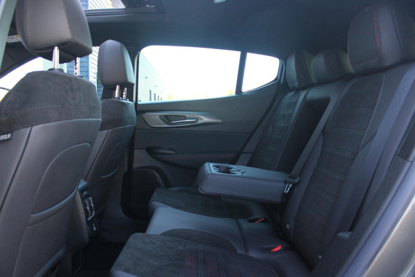 Alfa Romeo Tonale PHEV 280PK VELOCE | NIEUWE AUTO! | PANORAMISCH SCHUIF/KANTEL DAK | WINTERPACK: STOEL/STUUR VERWARMING | TECHNOLOGY PACK: PARKEERWAARSCHUWING VOOR EN ACHTER/360° CAMERA/AUTOMATISCH INPARKEREN/ AUTONOMOUS DRIVING LEVEL 2: ADAPTIVE CRUISE CONTROL/LANE CENTERING ASSIST/TRAFFIC JAM ASSIST DODEHOEK DETECTIE AUTOMATISCH DIMMENDE BUITENSPIEGELS | DRAADLOZE TELEFOONLADER | FULL LED MATRIX KOPLAMPEN | DUAL STAGE VALVE: ACTIEVE DEMPING | KEYLESS ENTRY/START | 19" LICHTMETALEN VELGEN | ROODGESPOTEN BREMBO REMKLAUWEN | NAVIGATIE | DRAADLOZE APPLE CARPLAY/ANDROID AUTO | ELEKTRISCH B