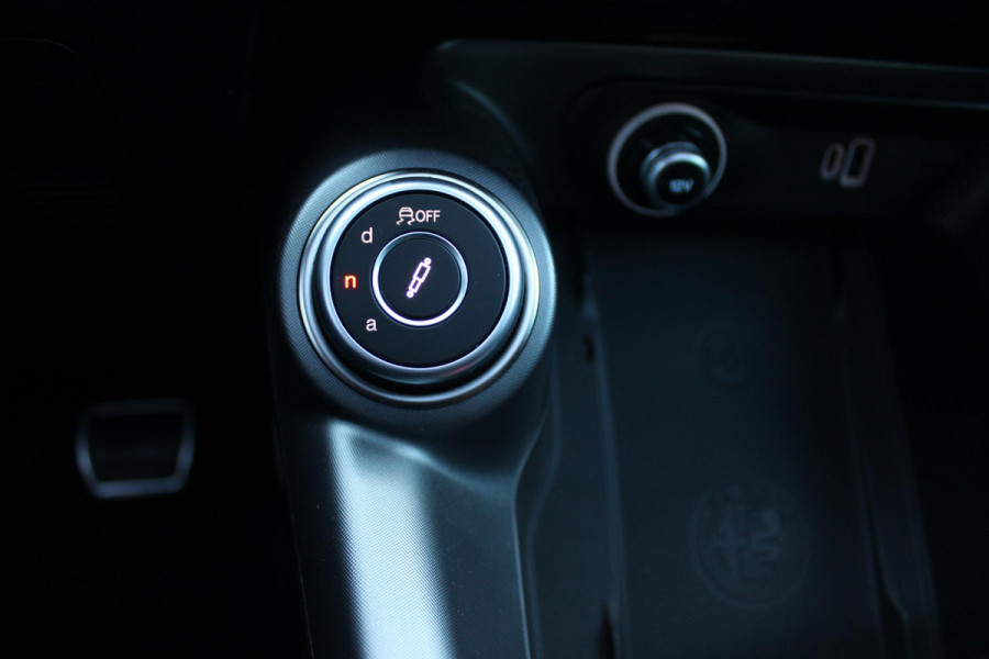 Alfa Romeo Tonale PHEV 280PK VELOCE | NIEUWE AUTO! | PANORAMISCH SCHUIF/KANTEL DAK | WINTERPACK: STOEL/STUUR VERWARMING | TECHNOLOGY PACK: PARKEERWAARSCHUWING VOOR EN ACHTER/360° CAMERA/AUTOMATISCH INPARKEREN/ AUTONOMOUS DRIVING LEVEL 2: ADAPTIVE CRUISE CONTROL/LANE CENTERING ASSIST/TRAFFIC JAM ASSIST DODEHOEK DETECTIE AUTOMATISCH DIMMENDE BUITENSPIEGELS | DRAADLOZE TELEFOONLADER | FULL LED MATRIX KOPLAMPEN | DUAL STAGE VALVE: ACTIEVE DEMPING | KEYLESS ENTRY/START | 19" LICHTMETALEN VELGEN | ROODGESPOTEN BREMBO REMKLAUWEN | NAVIGATIE | DRAADLOZE APPLE CARPLAY/ANDROID AUTO | ELEKTRISCH B