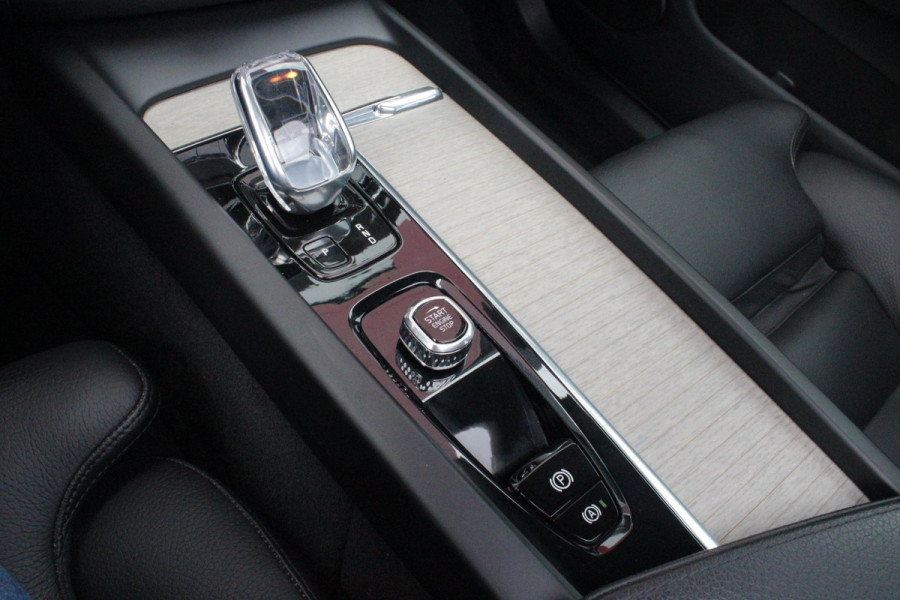 Volvo XC60 2.0 T6 340PK PHEV AWD INSCRIPTION EXCLUSIVE | PANORAMA SCHUIF/KANTEL DAK | LEDEREN BEKLEDING "MORITZ" MET COMFORT STOELEN | HARMAN KARDON AUDIO SYSTEEM | ELEKTRISCH WEGKLAPBARE TREKHAAK | ACHTERUITRIJ CAMERA | PARKEERSENSOREN VOOR + ACHTER | 19" "5-MULTISPAAKS BLACK DIAMONT CUT INSCRIPTION | NAVIGATIESYSTEEM OP BASIS VAN GOOGLE MAPS | APPLE CARPLAY/ANDROID AUTO | KEYLESS ENTRY/START | STANDVERWARMING | ELEKTRISCH BEDIENBARE ACHTERKLEP | INTELLSAFE ASSIST (O.A. ADAPTIVE CRUISE CONTROL MET PILOT ASSIST) | ELEKTRISCH VERSTELBARE BESTUURDERSSTOEL MET GEHEUGENFUNCTIE EN ZIT