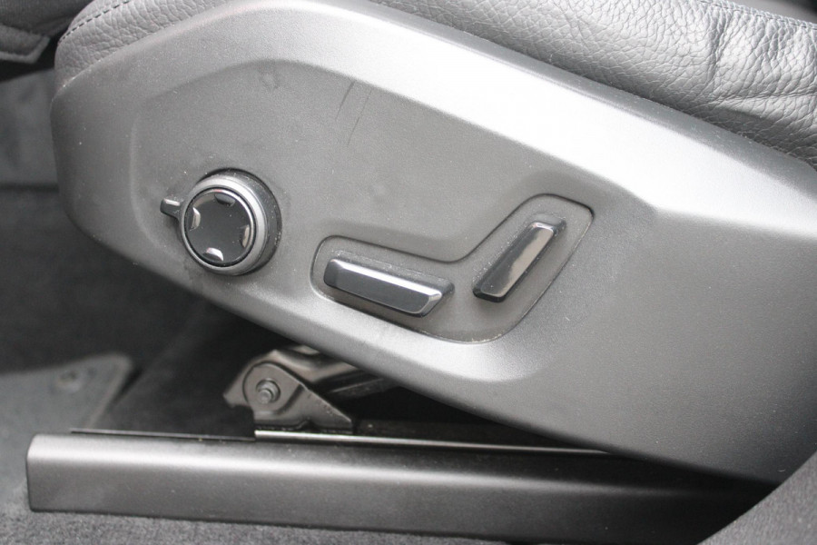 Volvo XC60 2.0 T6 340PK PHEV AWD INSCRIPTION EXCLUSIVE | PANORAMA SCHUIF/KANTEL DAK | LEDEREN BEKLEDING "MORITZ" MET COMFORT STOELEN | HARMAN KARDON AUDIO SYSTEEM | ELEKTRISCH WEGKLAPBARE TREKHAAK | ACHTERUITRIJ CAMERA | PARKEERSENSOREN VOOR + ACHTER | 19" "5-MULTISPAAKS BLACK DIAMONT CUT INSCRIPTION | NAVIGATIESYSTEEM OP BASIS VAN GOOGLE MAPS | APPLE CARPLAY/ANDROID AUTO | KEYLESS ENTRY/START | STANDVERWARMING | ELEKTRISCH BEDIENBARE ACHTERKLEP | INTELLSAFE ASSIST (O.A. ADAPTIVE CRUISE CONTROL MET PILOT ASSIST) | ELEKTRISCH VERSTELBARE BESTUURDERSSTOEL MET GEHEUGENFUNCTIE EN ZIT