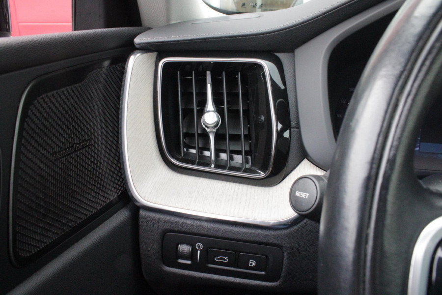 Volvo XC60 2.0 T6 340PK PHEV AWD INSCRIPTION EXCLUSIVE | PANORAMA SCHUIF/KANTEL DAK | LEDEREN BEKLEDING "MORITZ" MET COMFORT STOELEN | HARMAN KARDON AUDIO SYSTEEM | ELEKTRISCH WEGKLAPBARE TREKHAAK | ACHTERUITRIJ CAMERA | PARKEERSENSOREN VOOR + ACHTER | 19" "5-MULTISPAAKS BLACK DIAMONT CUT INSCRIPTION | NAVIGATIESYSTEEM OP BASIS VAN GOOGLE MAPS | APPLE CARPLAY/ANDROID AUTO | KEYLESS ENTRY/START | STANDVERWARMING | ELEKTRISCH BEDIENBARE ACHTERKLEP | INTELLSAFE ASSIST (O.A. ADAPTIVE CRUISE CONTROL MET PILOT ASSIST) | ELEKTRISCH VERSTELBARE BESTUURDERSSTOEL MET GEHEUGENFUNCTIE EN ZIT
