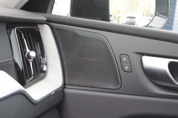 Volvo XC60 2.0 T6 340PK PHEV AWD INSCRIPTION EXCLUSIVE | PANORAMA SCHUIF/KANTEL DAK | LEDEREN BEKLEDING "MORITZ" MET COMFORT STOELEN | HARMAN KARDON AUDIO SYSTEEM | ELEKTRISCH WEGKLAPBARE TREKHAAK | ACHTERUITRIJ CAMERA | PARKEERSENSOREN VOOR + ACHTER | 19" "5-MULTISPAAKS BLACK DIAMONT CUT INSCRIPTION | NAVIGATIESYSTEEM OP BASIS VAN GOOGLE MAPS | APPLE CARPLAY/ANDROID AUTO | KEYLESS ENTRY/START | STANDVERWARMING | ELEKTRISCH BEDIENBARE ACHTERKLEP | INTELLSAFE ASSIST (O.A. ADAPTIVE CRUISE CONTROL MET PILOT ASSIST) | ELEKTRISCH VERSTELBARE BESTUURDERSSTOEL MET GEHEUGENFUNCTIE EN ZIT