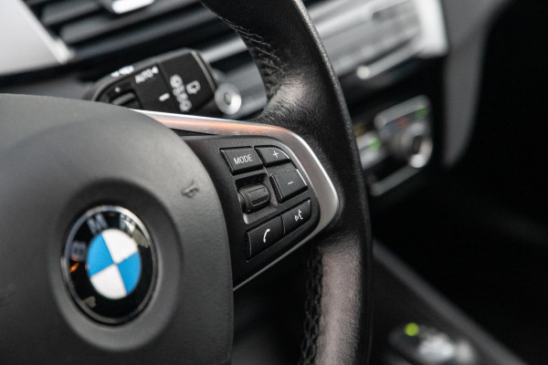 BMW X1 xDrive25e Executive CAMERA / CARPLAY / HEAD UP DISPLAY / LEDER / LED / CRUISE CONTROLE / STOELVERWARMING
