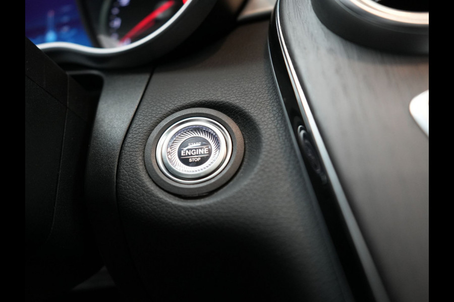 Mercedes-Benz GLC 300e 4MATIC AMG PHEV 320pk Dealer O.H | Panodak | Adaptive Cruise | Sportstoelen Memory | Burmester | AMG Exterieur | Head Up | Camera | Keyless | Plug In Hybrid |