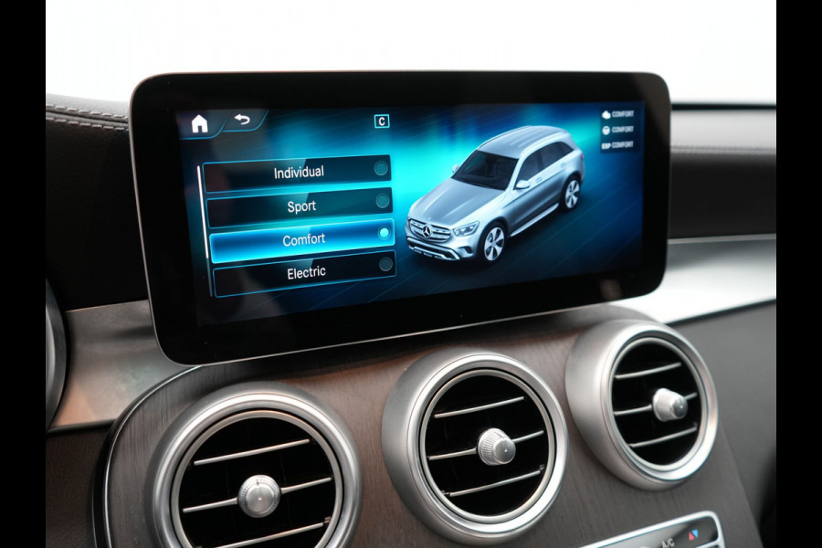 Mercedes-Benz GLC 300e 4MATIC AMG PHEV 320pk Dealer O.H | Panodak | Adaptive Cruise | Sportstoelen Memory | Burmester | AMG Exterieur | Head Up | Camera | Keyless | Plug In Hybrid |