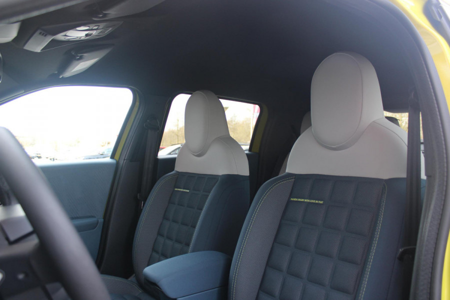 Fiat Grande Panda LA PRIMA 113PK 11 kW 44 kWh | WINTERPACK: STOEL/STUUR/VOORRUIT VERWARMING | DRAADLOZE APPLE CARPLAY/ANDROID AUTO | NAVIGATIE | ACHTERUITRIJCAMERA | PARKEERSENSOREN VOOR + ACHTER | DRAADLOZE TELEFOONLADER | LED KOPLAMPEN | CLIMATE CONTROL | 3-FASE | 17" LICHTMETALEN VELGEN | PRIVACY GLASS | ACHTERSPOILER |