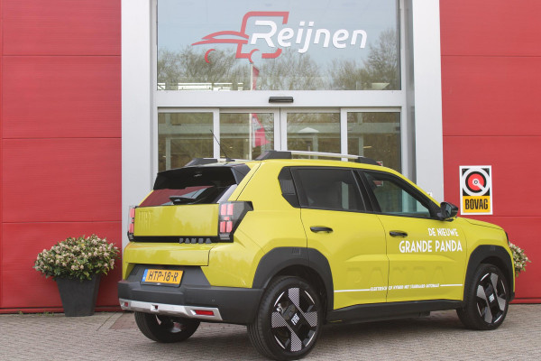 Fiat Grande Panda LA PRIMA 113PK 11 kW 44 kWh | WINTERPACK: STOEL/STUUR/VOORRUIT VERWARMING | DRAADLOZE APPLE CARPLAY/ANDROID AUTO | NAVIGATIE | ACHTERUITRIJCAMERA | PARKEERSENSOREN VOOR + ACHTER | DRAADLOZE TELEFOONLADER | LED KOPLAMPEN | CLIMATE CONTROL | 3-FASE | 17" LICHTMETALEN VELGEN | PRIVACY GLASS | ACHTERSPOILER |