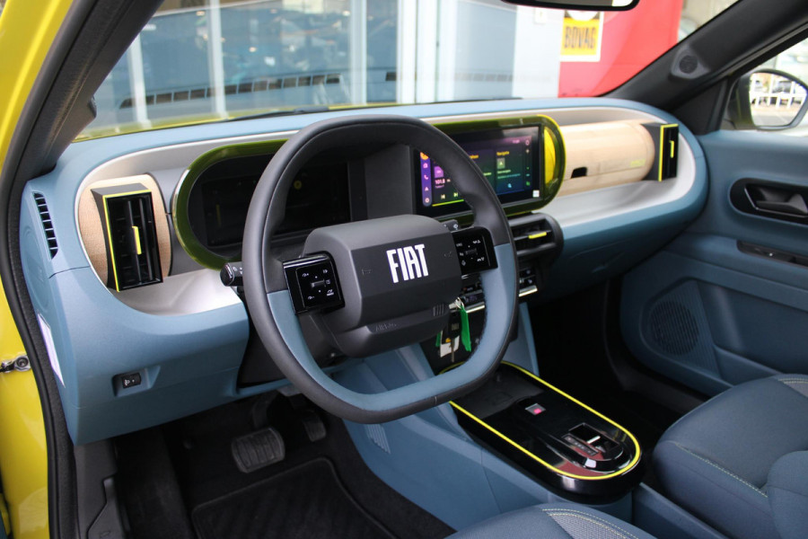 Fiat Grande Panda LA PRIMA 113PK 11 kW 44 kWh | WINTERPACK: STOEL/STUUR/VOORRUIT VERWARMING | DRAADLOZE APPLE CARPLAY/ANDROID AUTO | NAVIGATIE | ACHTERUITRIJCAMERA | PARKEERSENSOREN VOOR + ACHTER | DRAADLOZE TELEFOONLADER | LED KOPLAMPEN | CLIMATE CONTROL | 3-FASE | 17" LICHTMETALEN VELGEN | PRIVACY GLASS | ACHTERSPOILER |