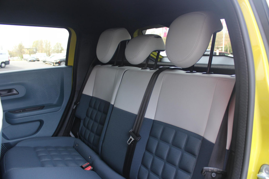 Fiat Grande Panda LA PRIMA 113PK 11 kW 44 kWh | WINTERPACK: STOEL/STUUR/VOORRUIT VERWARMING | DRAADLOZE APPLE CARPLAY/ANDROID AUTO | NAVIGATIE | ACHTERUITRIJCAMERA | PARKEERSENSOREN VOOR + ACHTER | DRAADLOZE TELEFOONLADER | LED KOPLAMPEN | CLIMATE CONTROL | 3-FASE | 17" LICHTMETALEN VELGEN | PRIVACY GLASS | ACHTERSPOILER |