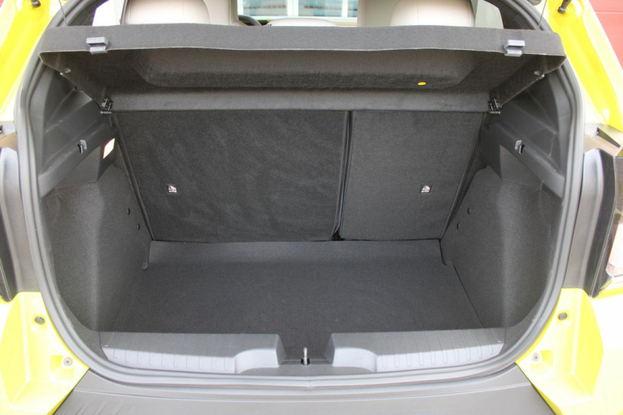 Fiat Grande Panda LA PRIMA 113PK 11 kW 44 kWh | WINTERPACK: STOEL/STUUR/VOORRUIT VERWARMING | DRAADLOZE APPLE CARPLAY/ANDROID AUTO | NAVIGATIE | ACHTERUITRIJCAMERA | PARKEERSENSOREN VOOR + ACHTER | DRAADLOZE TELEFOONLADER | LED KOPLAMPEN | CLIMATE CONTROL | 3-FASE | 17" LICHTMETALEN VELGEN | PRIVACY GLASS | ACHTERSPOILER |