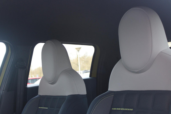 Fiat Grande Panda LA PRIMA 113PK 11 kW 44 kWh | WINTERPACK: STOEL/STUUR/VOORRUIT VERWARMING | DRAADLOZE APPLE CARPLAY/ANDROID AUTO | NAVIGATIE | ACHTERUITRIJCAMERA | PARKEERSENSOREN VOOR + ACHTER | DRAADLOZE TELEFOONLADER | LED KOPLAMPEN | CLIMATE CONTROL | 3-FASE | 17" LICHTMETALEN VELGEN | PRIVACY GLASS | ACHTERSPOILER |