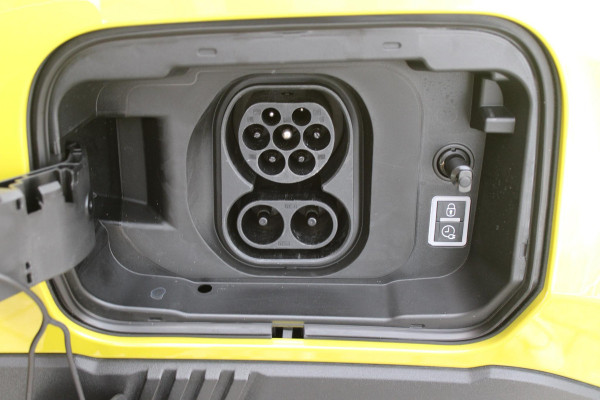 Fiat Grande Panda LA PRIMA 113PK 11 kW 44 kWh | WINTERPACK: STOEL/STUUR/VOORRUIT VERWARMING | DRAADLOZE APPLE CARPLAY/ANDROID AUTO | NAVIGATIE | ACHTERUITRIJCAMERA | PARKEERSENSOREN VOOR + ACHTER | DRAADLOZE TELEFOONLADER | LED KOPLAMPEN | CLIMATE CONTROL | 3-FASE | 17" LICHTMETALEN VELGEN | PRIVACY GLASS | ACHTERSPOILER |