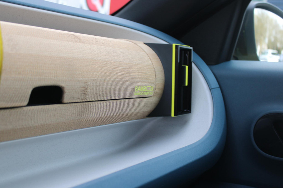 Fiat Grande Panda LA PRIMA 113PK 11 kW 44 kWh | WINTERPACK: STOEL/STUUR/VOORRUIT VERWARMING | DRAADLOZE APPLE CARPLAY/ANDROID AUTO | NAVIGATIE | ACHTERUITRIJCAMERA | PARKEERSENSOREN VOOR + ACHTER | DRAADLOZE TELEFOONLADER | LED KOPLAMPEN | CLIMATE CONTROL | 3-FASE | 17" LICHTMETALEN VELGEN | PRIVACY GLASS | ACHTERSPOILER |