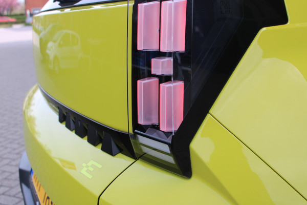 Fiat Grande Panda LA PRIMA 113PK 11 kW 44 kWh | WINTERPACK: STOEL/STUUR/VOORRUIT VERWARMING | DRAADLOZE APPLE CARPLAY/ANDROID AUTO | NAVIGATIE | ACHTERUITRIJCAMERA | PARKEERSENSOREN VOOR + ACHTER | DRAADLOZE TELEFOONLADER | LED KOPLAMPEN | CLIMATE CONTROL | 3-FASE | 17" LICHTMETALEN VELGEN | PRIVACY GLASS | ACHTERSPOILER |