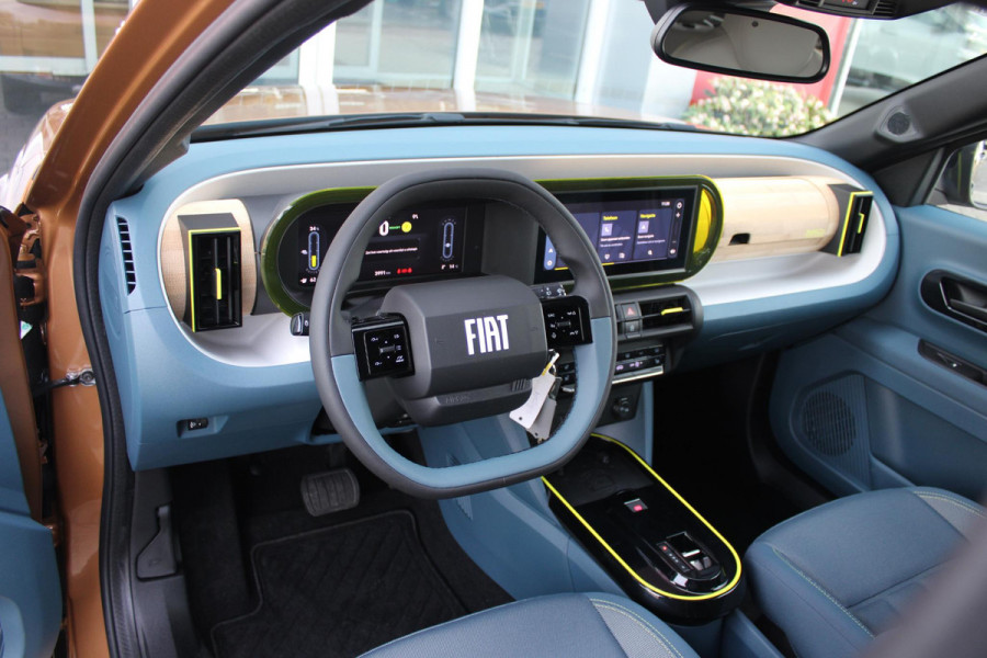 Fiat Grande Panda LA PRIMA 113PK 11 kW 44 kWh | WINTERPACK: STOEL/STUUR/VOORRUIT VERWARMING | DRAADLOZE APPLE CARPLAY/ANDROID AUTO | NAVIGATIE | ACHTERUITRIJCAMERA | PARKEERSENSOREN VOOR + ACHTER | DRAADLOZE TELEFOONLADER | LED KOPLAMPEN | CLIMATE CONTROL | 3-FASE | 17" LICHTMETALEN VELGEN | PRIVACY GLASS | ACHTERSPOILER |