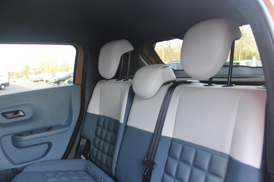 Fiat Grande Panda LA PRIMA 113PK 11 kW 44 kWh | WINTERPACK: STOEL/STUUR/VOORRUIT VERWARMING | DRAADLOZE APPLE CARPLAY/ANDROID AUTO | NAVIGATIE | ACHTERUITRIJCAMERA | PARKEERSENSOREN VOOR + ACHTER | DRAADLOZE TELEFOONLADER | LED KOPLAMPEN | CLIMATE CONTROL | 3-FASE | 17" LICHTMETALEN VELGEN | PRIVACY GLASS | ACHTERSPOILER |