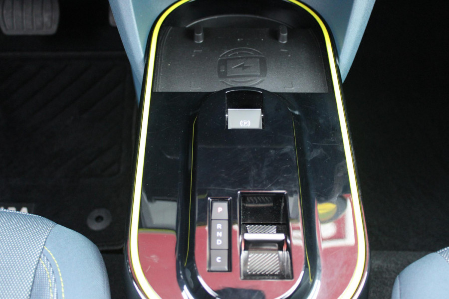 Fiat Grande Panda LA PRIMA 113PK 11 kW 44 kWh | WINTERPACK: STOEL/STUUR/VOORRUIT VERWARMING | DRAADLOZE APPLE CARPLAY/ANDROID AUTO | NAVIGATIE | ACHTERUITRIJCAMERA | PARKEERSENSOREN VOOR + ACHTER | DRAADLOZE TELEFOONLADER | LED KOPLAMPEN | CLIMATE CONTROL | 3-FASE | 17" LICHTMETALEN VELGEN | PRIVACY GLASS | ACHTERSPOILER |