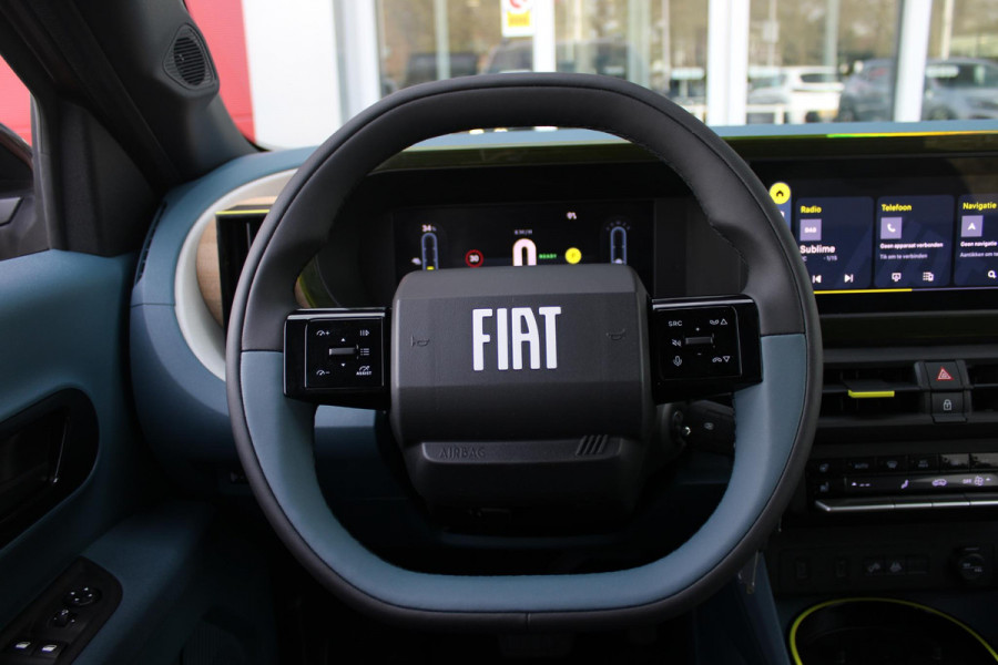 Fiat Grande Panda LA PRIMA 113PK 11 kW 44 kWh | WINTERPACK: STOEL/STUUR/VOORRUIT VERWARMING | DRAADLOZE APPLE CARPLAY/ANDROID AUTO | NAVIGATIE | ACHTERUITRIJCAMERA | PARKEERSENSOREN VOOR + ACHTER | DRAADLOZE TELEFOONLADER | LED KOPLAMPEN | CLIMATE CONTROL | 3-FASE | 17" LICHTMETALEN VELGEN | PRIVACY GLASS | ACHTERSPOILER |