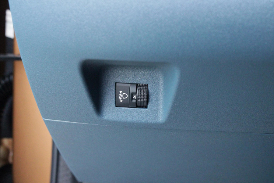 Fiat Grande Panda LA PRIMA 113PK 11 kW 44 kWh | WINTERPACK: STOEL/STUUR/VOORRUIT VERWARMING | DRAADLOZE APPLE CARPLAY/ANDROID AUTO | NAVIGATIE | ACHTERUITRIJCAMERA | PARKEERSENSOREN VOOR + ACHTER | DRAADLOZE TELEFOONLADER | LED KOPLAMPEN | CLIMATE CONTROL | 3-FASE | 17" LICHTMETALEN VELGEN | PRIVACY GLASS | ACHTERSPOILER |