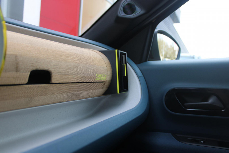 Fiat Grande Panda LA PRIMA 113PK 11 kW 44 kWh | WINTERPACK: STOEL/STUUR/VOORRUIT VERWARMING | DRAADLOZE APPLE CARPLAY/ANDROID AUTO | NAVIGATIE | ACHTERUITRIJCAMERA | PARKEERSENSOREN VOOR + ACHTER | DRAADLOZE TELEFOONLADER | LED KOPLAMPEN | CLIMATE CONTROL | 3-FASE | 17" LICHTMETALEN VELGEN | PRIVACY GLASS | ACHTERSPOILER |