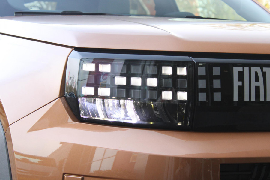Fiat Grande Panda LA PRIMA 113PK 11 kW 44 kWh | WINTERPACK: STOEL/STUUR/VOORRUIT VERWARMING | DRAADLOZE APPLE CARPLAY/ANDROID AUTO | NAVIGATIE | ACHTERUITRIJCAMERA | PARKEERSENSOREN VOOR + ACHTER | DRAADLOZE TELEFOONLADER | LED KOPLAMPEN | CLIMATE CONTROL | 3-FASE | 17" LICHTMETALEN VELGEN | PRIVACY GLASS | ACHTERSPOILER |