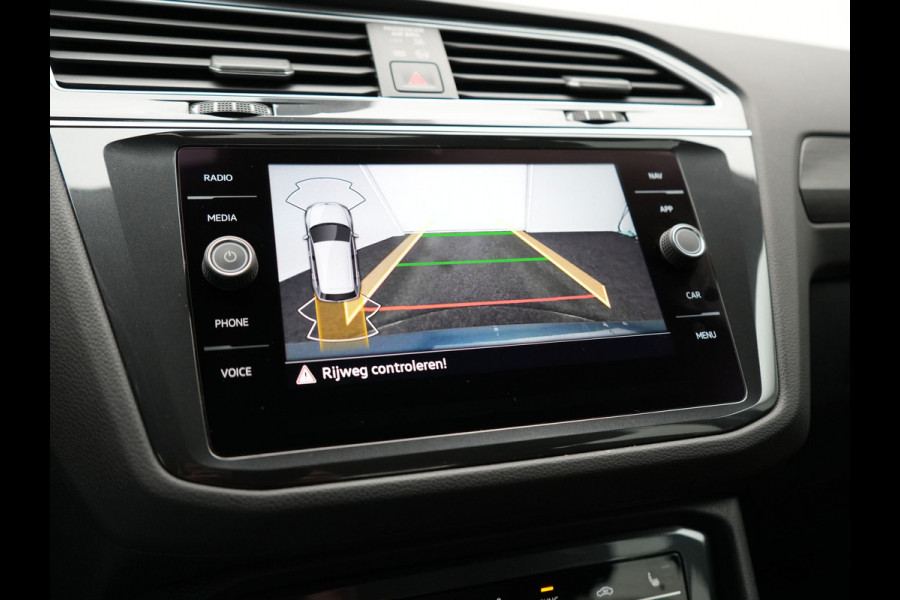 Volkswagen Tiguan 1.4 TSI eHybrid Elegance PHEV 245pk Dealer O.H. | Trekhaak Af Fabriek | Adaptive Cruise | IQ Light | Camera | Lederen Comfortzetels Memory & Verwarmd | Sfeerverlichting | Apple Carplay | Stuur Verwarmd | Navigatie | DAB | Plug In Hybrid |