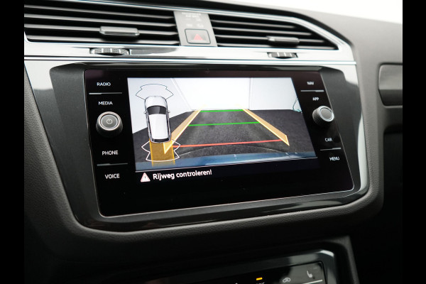 Volkswagen Tiguan 1.4 TSI eHybrid Elegance PHEV 245pk Dealer O.H. | Trekhaak Af Fabriek | Adaptive Cruise | IQ Light | Camera | Lederen Comfortzetels Memory & Verwarmd | Sfeerverlichting | Apple Carplay | Stuur Verwarmd | Navigatie | DAB | Plug In Hybrid |