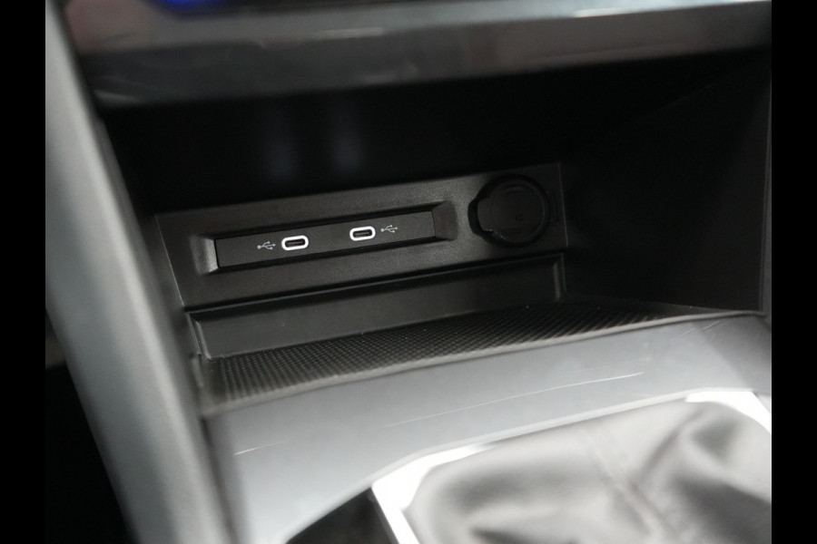 Volkswagen Tiguan 1.4 TSI eHybrid Elegance PHEV 245pk Dealer O.H. | Trekhaak Af Fabriek | Adaptive Cruise | IQ Light | Camera | Lederen Comfortzetels Memory & Verwarmd | Sfeerverlichting | Apple Carplay | Stuur Verwarmd | Navigatie | DAB | Plug In Hybrid |