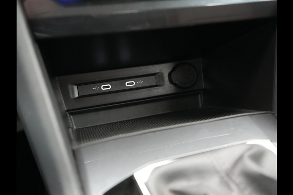 Volkswagen Tiguan 1.4 TSI eHybrid Elegance PHEV 245pk Dealer O.H. | Trekhaak Af Fabriek | Adaptive Cruise | IQ Light | Camera | Lederen Comfortzetels Memory & Verwarmd | Sfeerverlichting | Apple Carplay | Stuur Verwarmd | Navigatie | DAB | Plug In Hybrid |