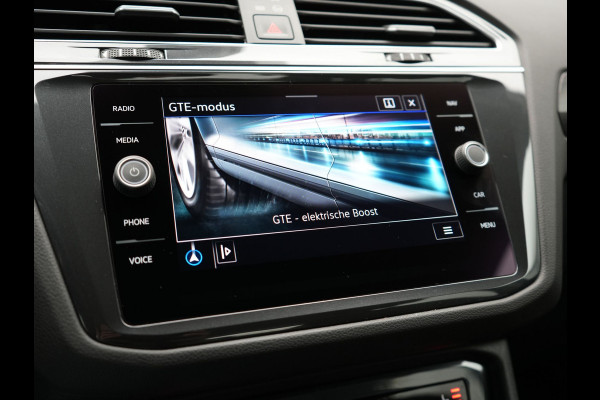 Volkswagen Tiguan 1.4 TSI eHybrid Elegance PHEV 245pk Dealer O.H. | Trekhaak Af Fabriek | Adaptive Cruise | IQ Light | Camera | Lederen Comfortzetels Memory & Verwarmd | Sfeerverlichting | Apple Carplay | Stuur Verwarmd | Navigatie | DAB | Plug In Hybrid |