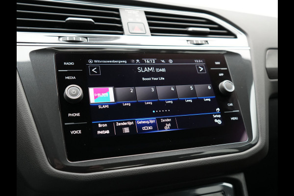 Volkswagen Tiguan 1.4 TSI eHybrid Elegance PHEV 245pk Dealer O.H. | Trekhaak Af Fabriek | Adaptive Cruise | IQ Light | Camera | Lederen Comfortzetels Memory & Verwarmd | Sfeerverlichting | Apple Carplay | Stuur Verwarmd | Navigatie | DAB | Plug In Hybrid |