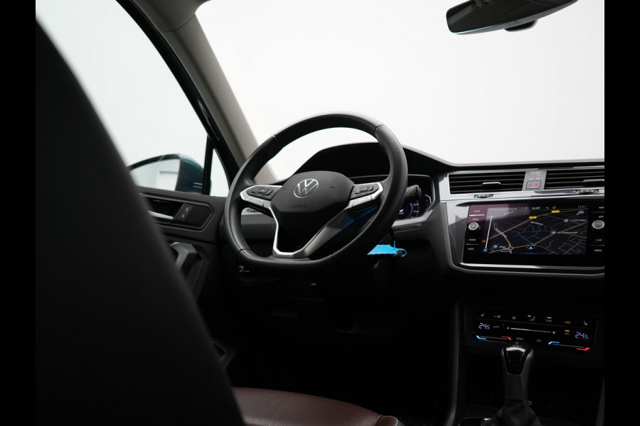 Volkswagen Tiguan 1.4 TSI eHybrid Elegance PHEV 245pk Dealer O.H. | Trekhaak Af Fabriek | Adaptive Cruise | IQ Light | Camera | Lederen Comfortzetels Memory & Verwarmd | Sfeerverlichting | Apple Carplay | Stuur Verwarmd | Navigatie | DAB | Plug In Hybrid |