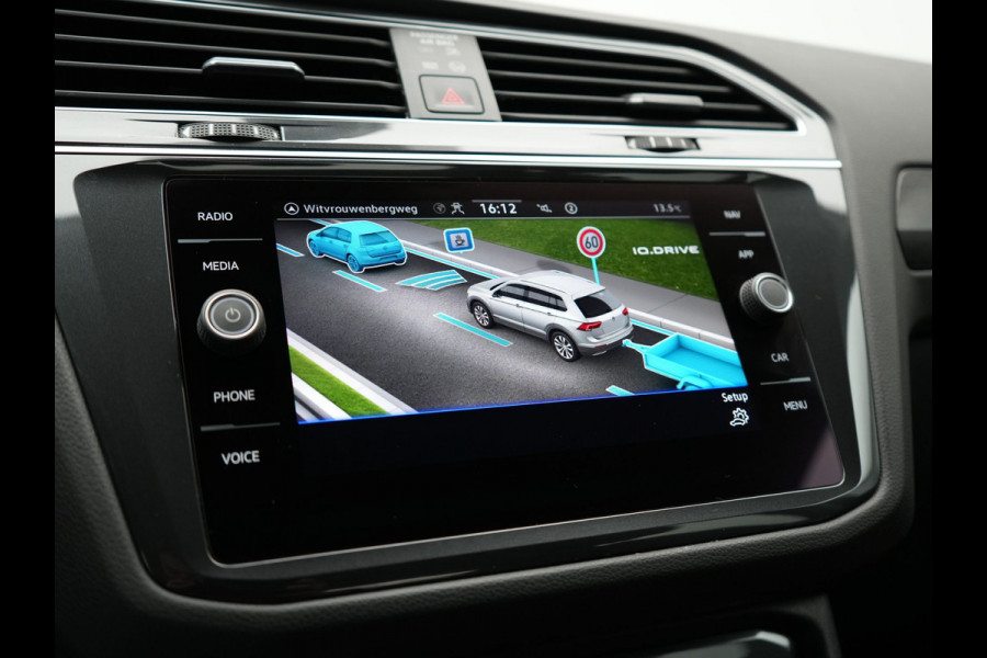 Volkswagen Tiguan 1.4 TSI eHybrid Elegance PHEV 245pk Dealer O.H. | Trekhaak Af Fabriek | Adaptive Cruise | IQ Light | Camera | Lederen Comfortzetels Memory & Verwarmd | Sfeerverlichting | Apple Carplay | Stuur Verwarmd | Navigatie | DAB | Plug In Hybrid |