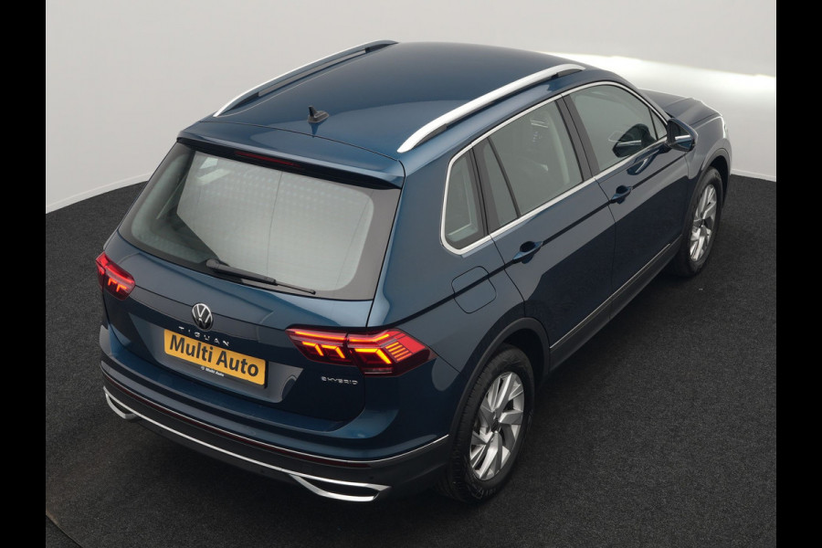 Volkswagen Tiguan 1.4 TSI eHybrid Elegance PHEV 245pk Dealer O.H. | Trekhaak Af Fabriek | Adaptive Cruise | IQ Light | Camera | Lederen Comfortzetels Memory & Verwarmd | Sfeerverlichting | Apple Carplay | Stuur Verwarmd | Navigatie | DAB | Plug In Hybrid |