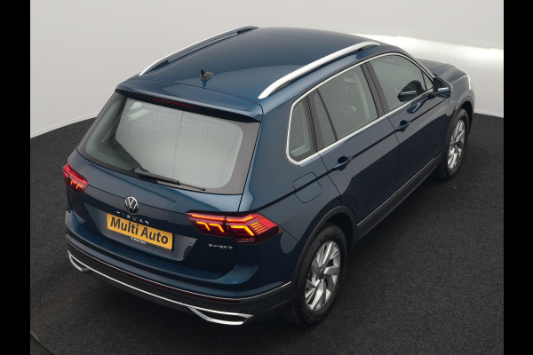 Volkswagen Tiguan 1.4 TSI eHybrid Elegance PHEV 245pk Dealer O.H. | Trekhaak Af Fabriek | Adaptive Cruise | IQ Light | Camera | Lederen Comfortzetels Memory & Verwarmd | Sfeerverlichting | Apple Carplay | Stuur Verwarmd | Navigatie | DAB | Plug In Hybrid |